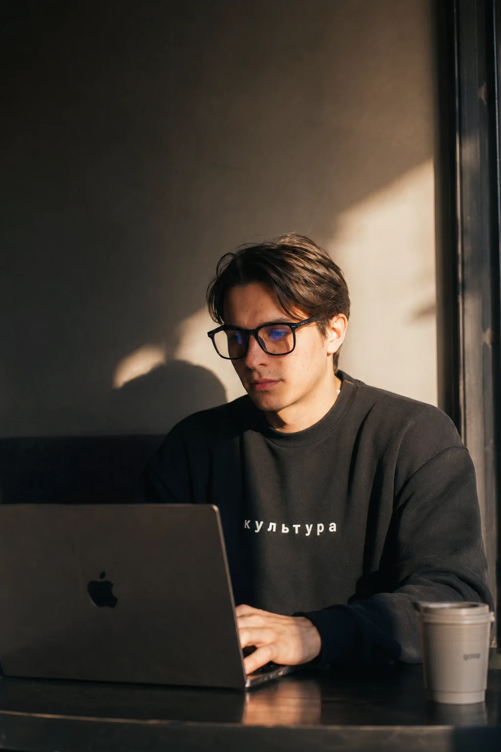 Ivan Voskres работает за ноутбуком